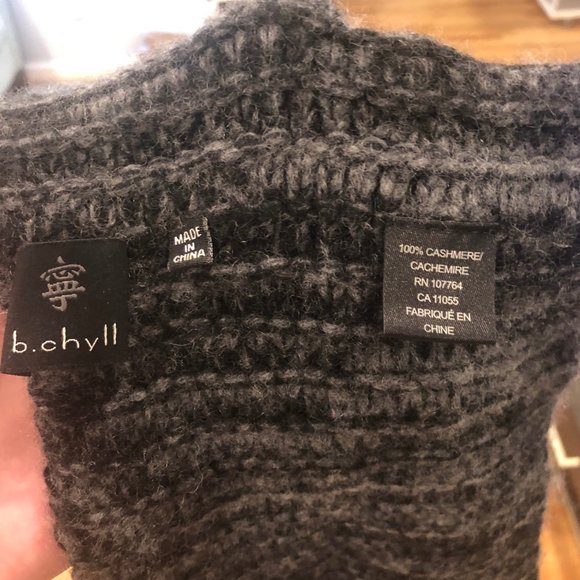 100% Cashmere Circle Scarf- Great Condition. - Picture 4 of 4